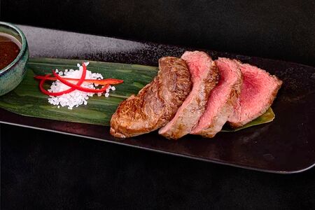 Стейк из говядины Ангус с соусом из черного перца