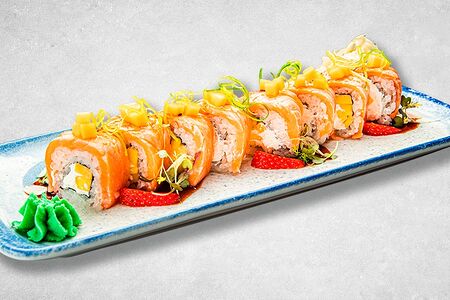 Ролл опаленный лосось с манго