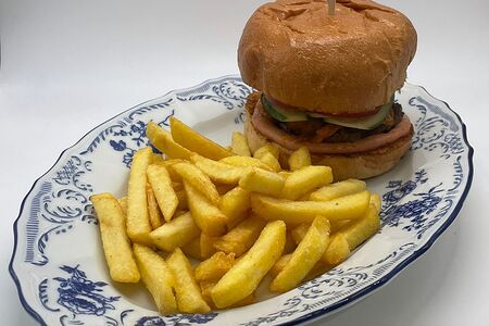 Бургер с говядиной и картофель фри