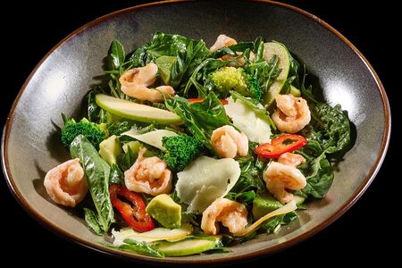 Зеленый салат с яблоком и креветками