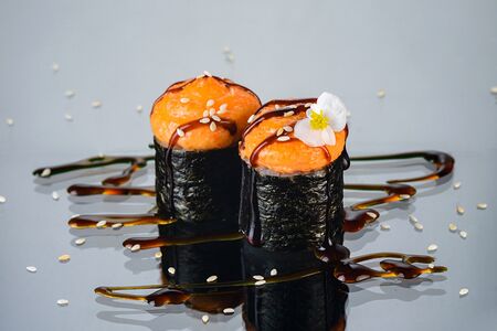 Малый запеченный ролл с жареным лососем и соусом унаги