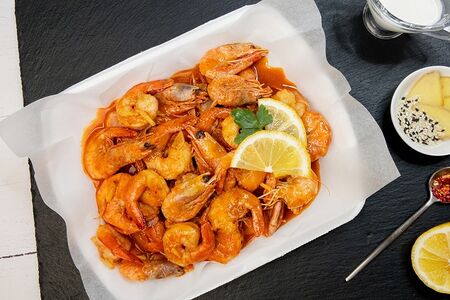 Ассорти креветок в соусе Том Ям