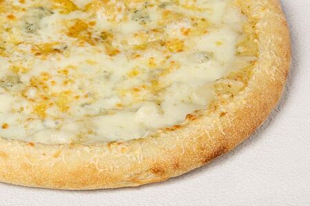 Четыре сыра на тонком тесте