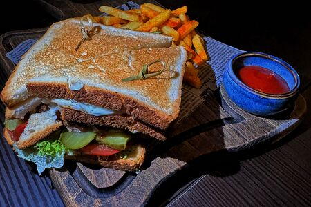 Сэндвич Болоньезе + картофель фри и соус