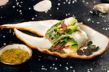 Фреш-спринг-ролл с тунцом