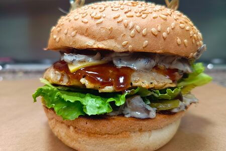 Бургер с курицей и грибным соусом