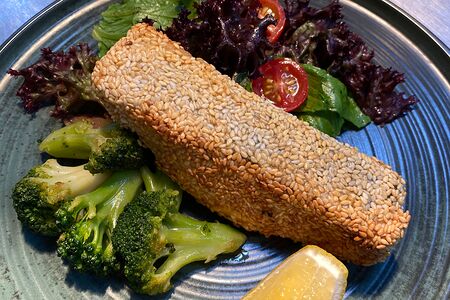 Лосось, кунжут и брокколи