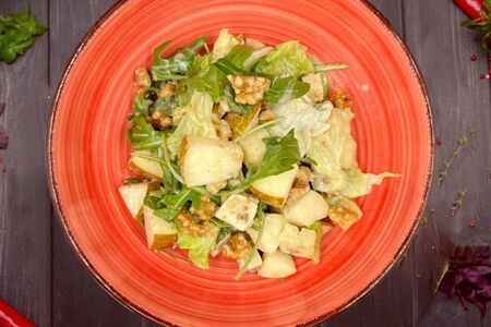 Салат с грушей и дорблю