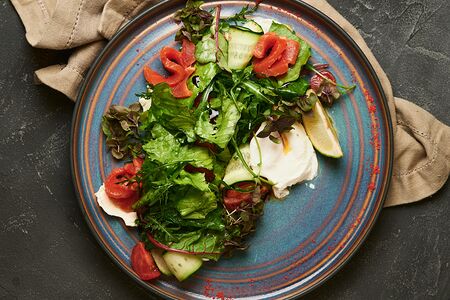 Салат с лососем и яйцом пашот