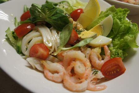 Салат из морепродуктов со свежими овощами