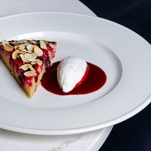 Вишневый пирог с ванильным кремом