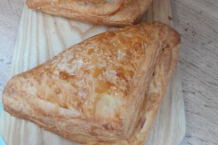 Слойка с сыром и ветчиной