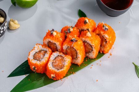 Ролл с маринованным лососем и икрой тобико