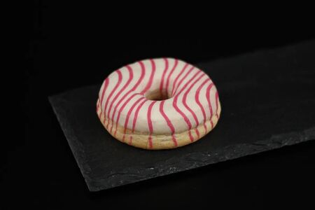 Донат Малиново-сливочный