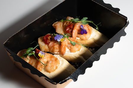 Брускетты с креветкой и вялеными черри