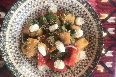 Салат с хрустящими баклажанами, томатами и крем-чизом