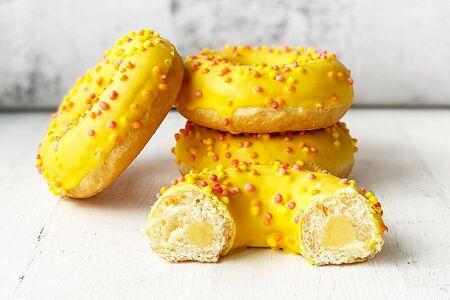 Донат с манговой начинкой