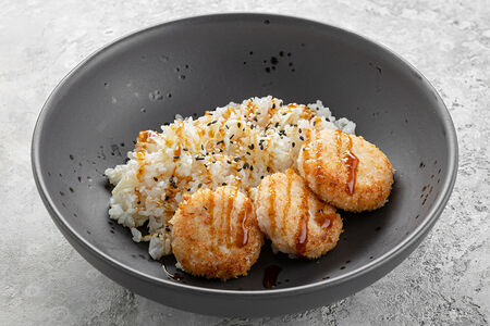 Котлеты из креветок с японским рисом и яйцом