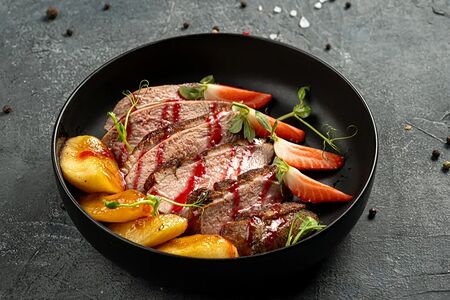 Утка с нежным соусом из малины