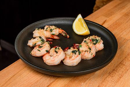 Креветки обжаренные на оливковом масле с чесноком и зеленью