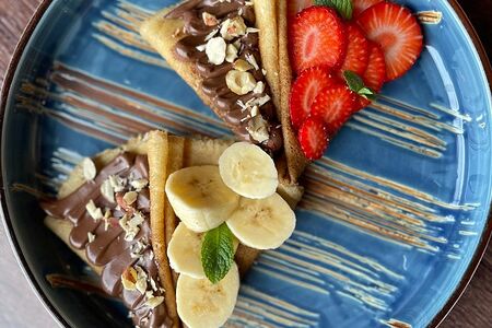 Блинчики с ягодами, бананом и Нутеллой