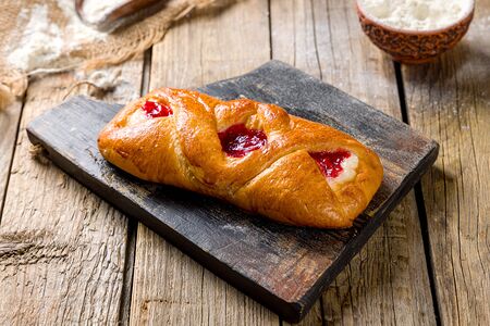 Булочка с творогом и клубникой