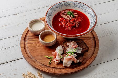 Борщ с говядиной, салом, сметаной и горчицей