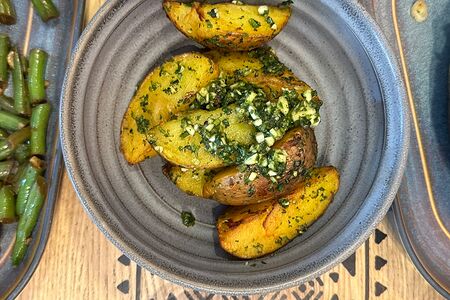 Печеный картофель с кинзой и грузинским песто