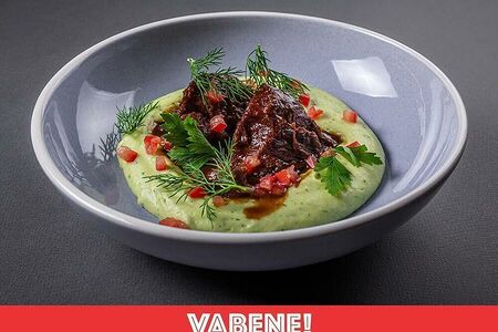 Телячьи щечки с картофельным пюре