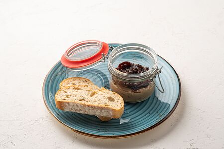 Паштет из куриной печени с луковым конфи