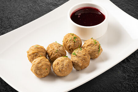 Фрикадельки с брусничным соусом