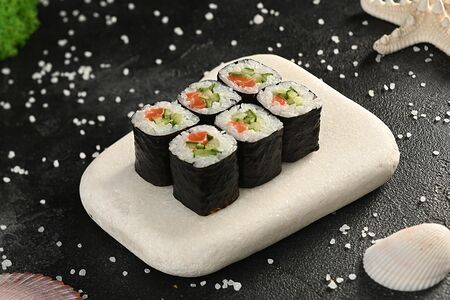 Маки с лососем и огурцом