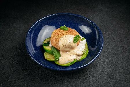 Краб-кейк, цукини и тайский соус