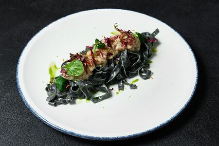 Черные тальолини с тартаром из дорадо