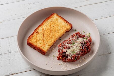 Тартар из говядины с пармезаном