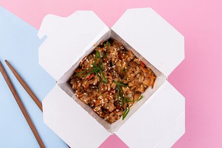 Вок с рисом и соусом том ям