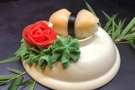 Суши с гребешком