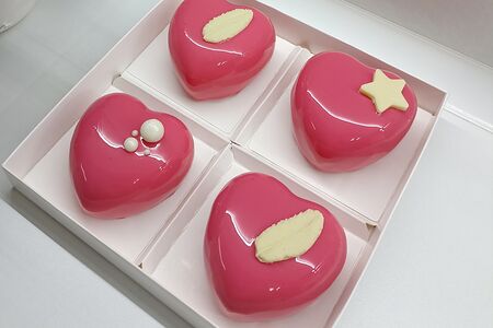 Муссовые пирожные ассорти красные с шоколадным декором