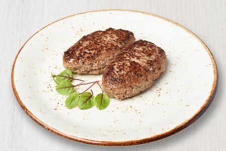 Домашние котлеты из свинины, обжаренные в сухарях