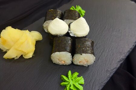 Мини-ролл с креветкой