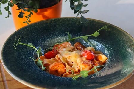 Фетучини с тигровыми креветками в томатном соусе