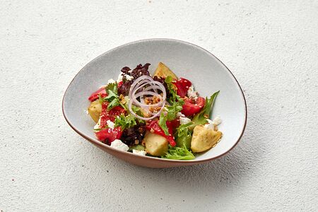 Салат с хрустящими баклажанами и розовыми томатами