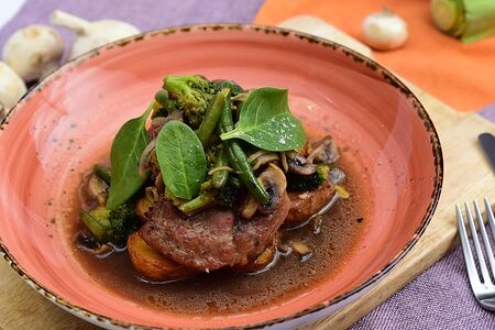 Шейка свиная с baby картофелем и соус из шампиньонов и зелёных овощей