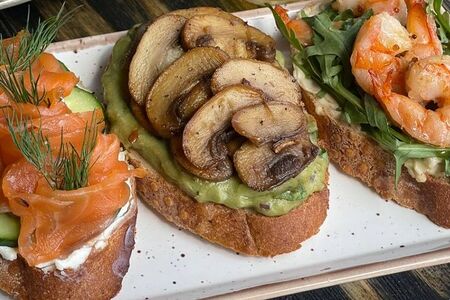 Ассорти из трёх брускетт