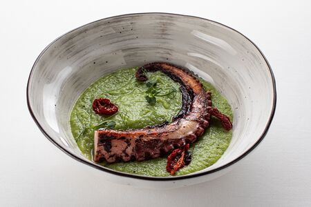 Осьминог с кремом из кабачков и вялеными помидорами