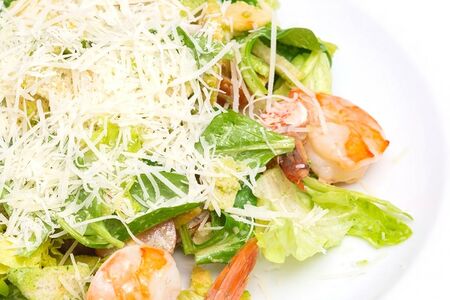 Салат Цезарь с креветками