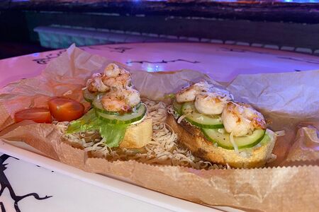 Брускетта с креветками