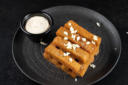 Чесночные гренки с чесночным соусом