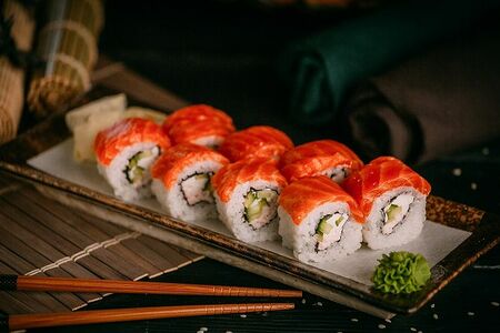 Ролл Калифорния с сёмгой