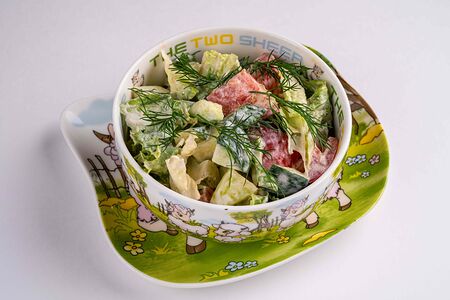 Салат овощной со сметаной